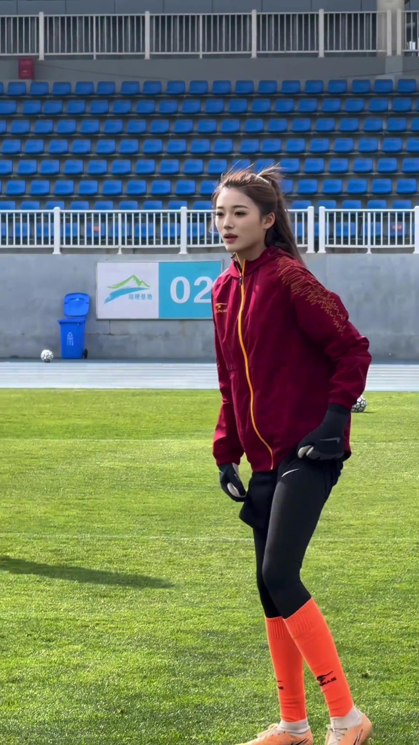 是不是國(guó)內(nèi)最美女球員？河南女足球員李曉絮