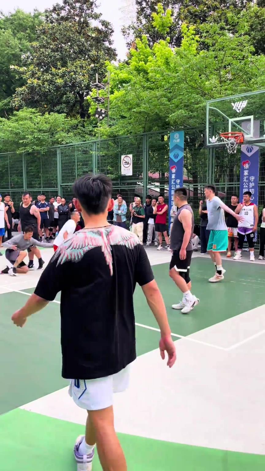 犯成这样都一个防不住，输球输人啦