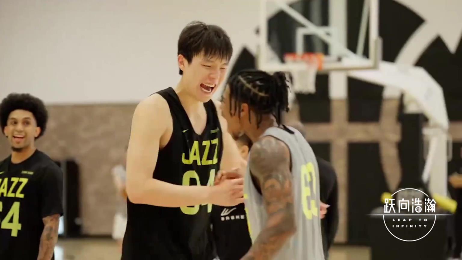 翻譯：楊瀚森在爵士試訓(xùn)表現(xiàn)很驚艷！上去就13-0打爆了對(duì)手！