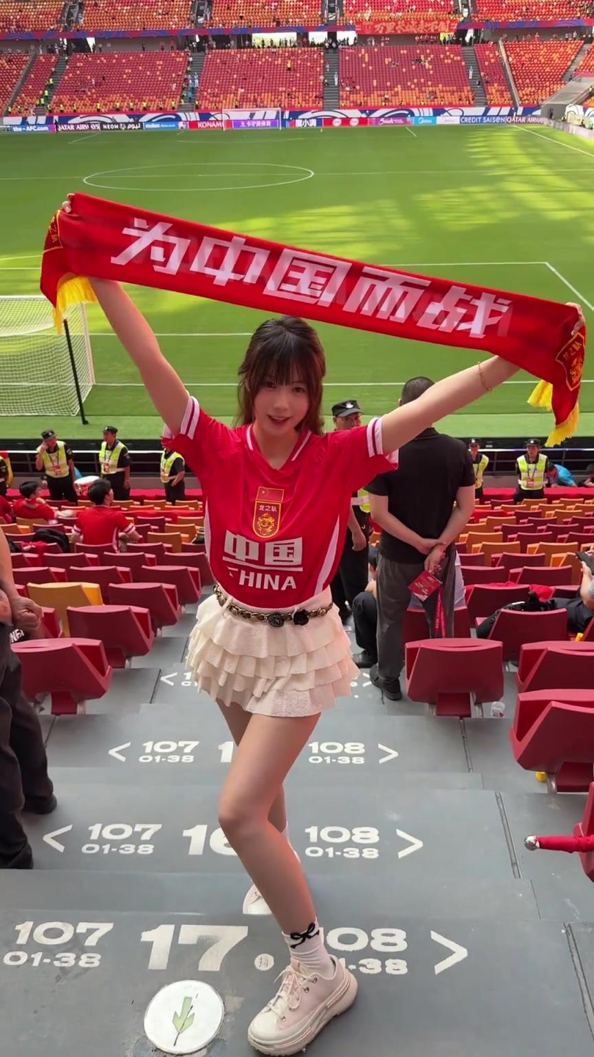 美女球迷現場為國足加油助威