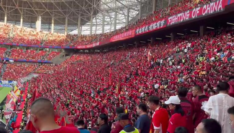 虽然客场输给印尼，但是今天现场仍然来了很多球迷来支持国足