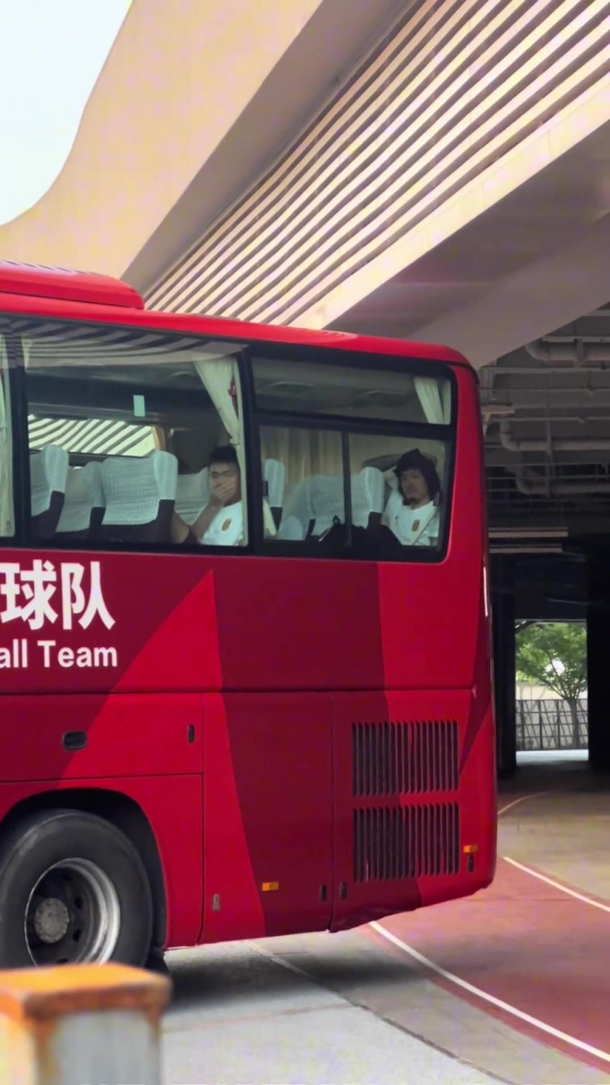 王大雷在大巴車上獨自落淚，王大雷韋世豪顏駿凌李磊蔣光太都老了