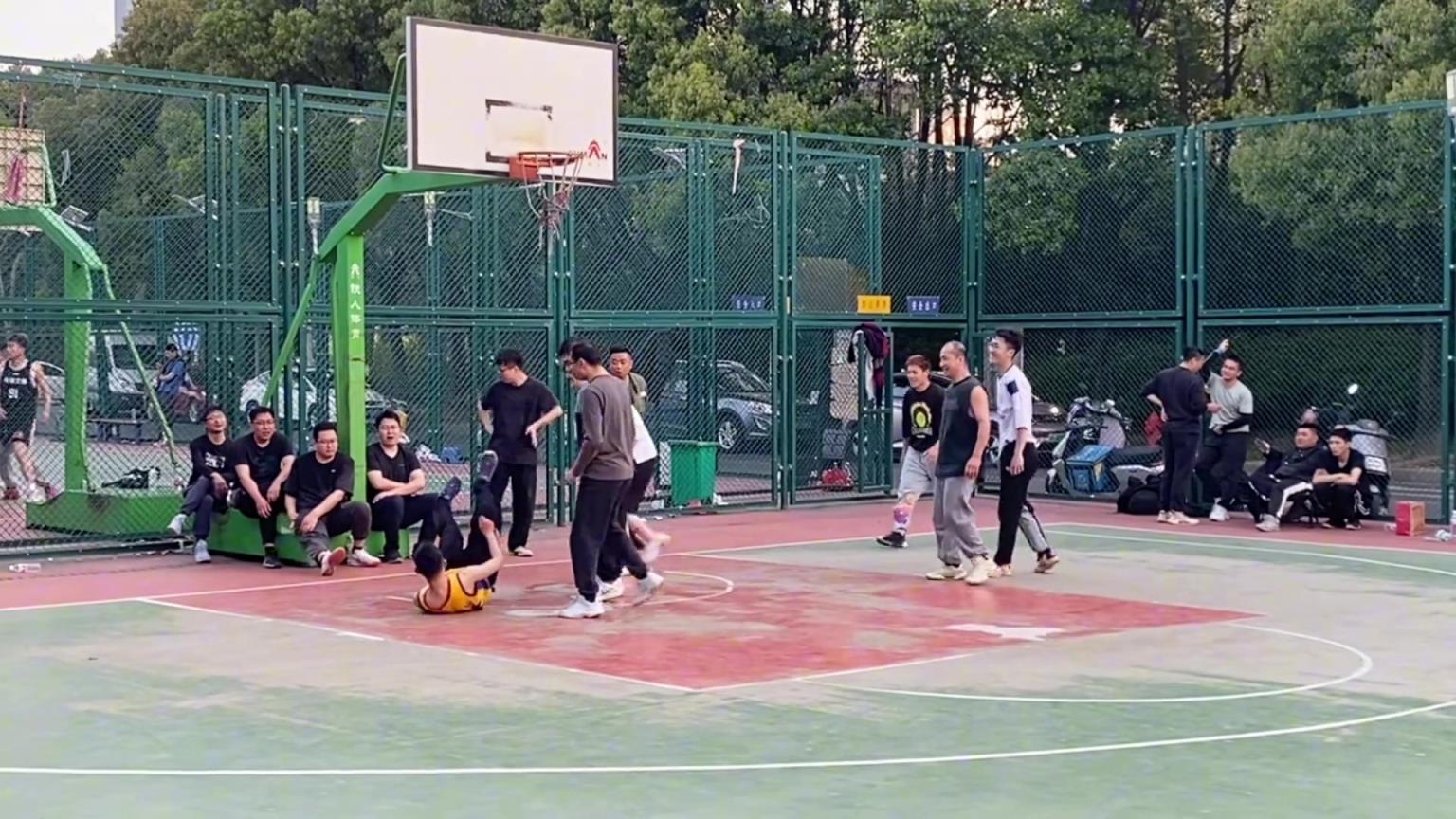 有球迷曬打球被KD球迷故意撞傷視頻配文：報警會處理？能否有賠
