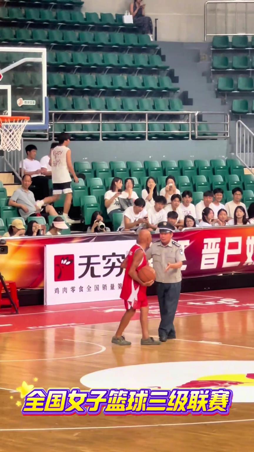 全國女子聯(lián)賽舞臺驚現(xiàn)翻越欄桿老大爺賽場秀球技...