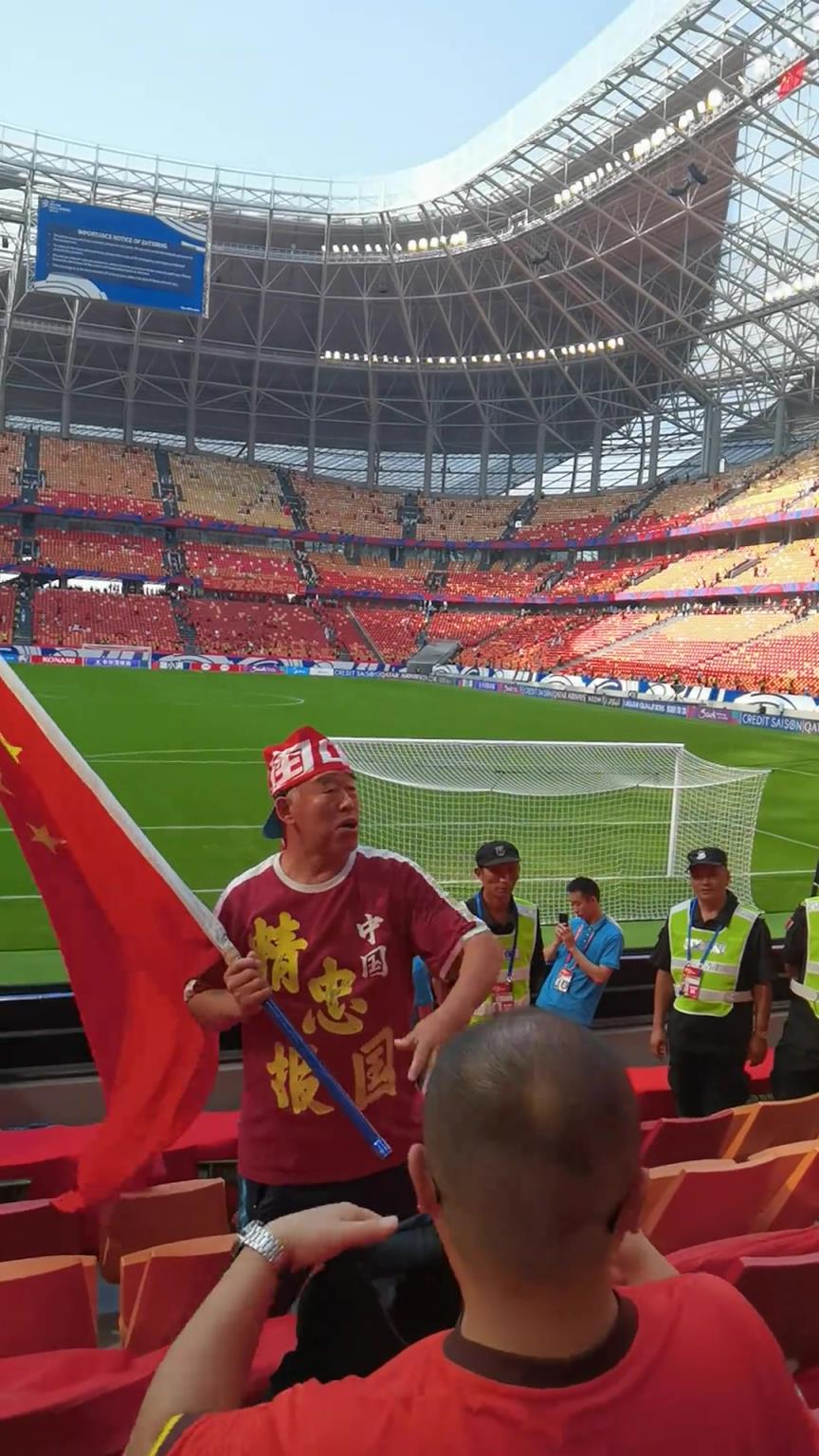大连王大爷为国足加油助威也是精神十足