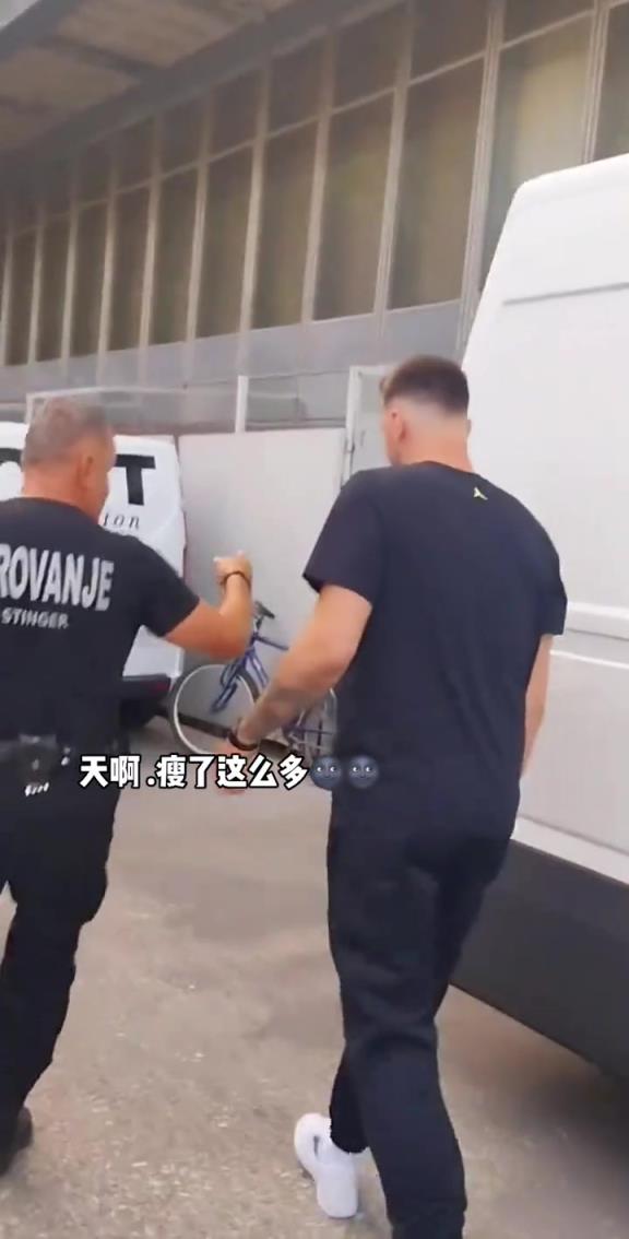 天啊，瘦了这么多！看来私底下没少锻炼呢~