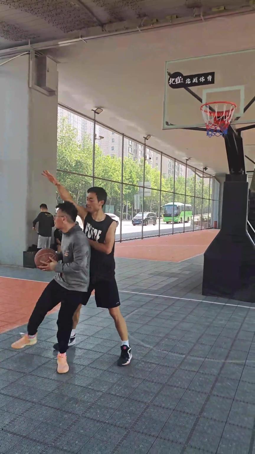 这兄弟真的是一次球都没运，如此丝滑的到了篮下……