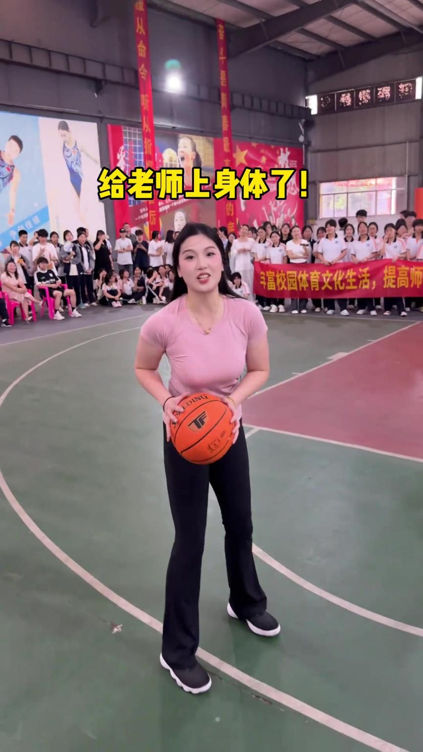 这体格谁顶得住？国产卡戴珊肘姐和主任单挑：来给老师上上强度