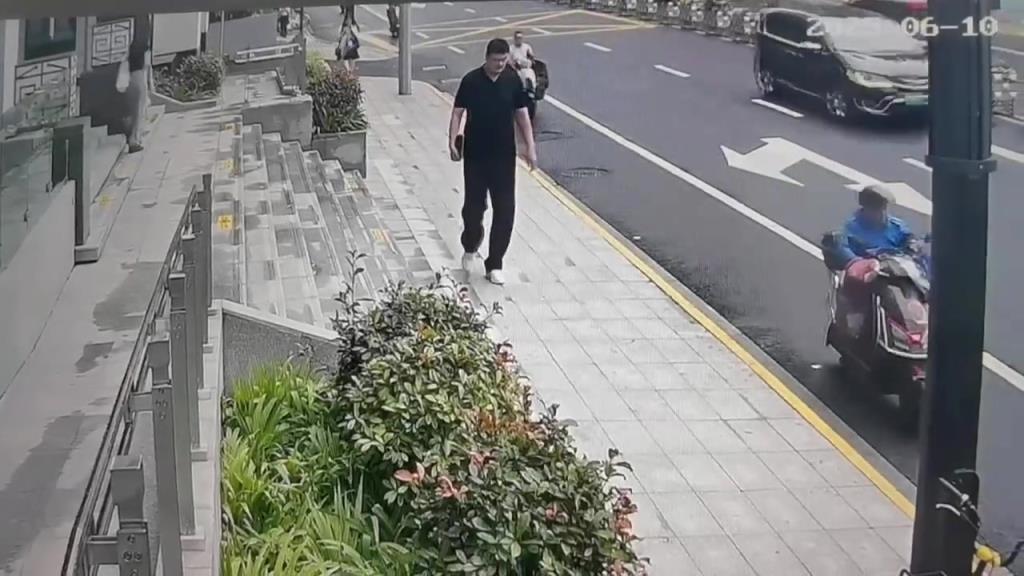 太太太显眼了！姚明近日走路被路人翻监控看到 行人拿手机拍摄