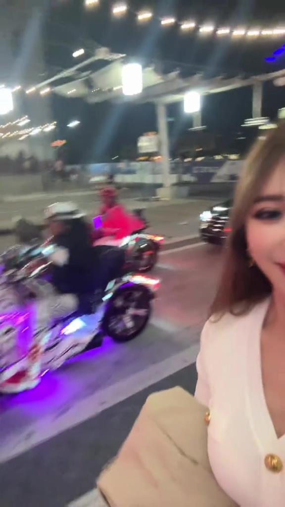 周玲安晒步行者获胜街拍：25年！印第安纳全城狂欢！