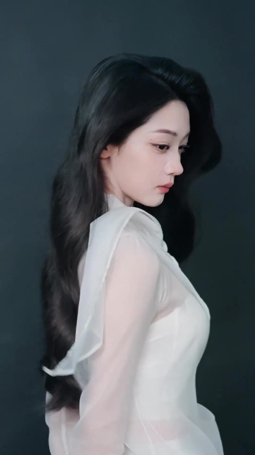 美啊！美女主播婧雯一身白色的紗裙穿搭：純白戰(zhàn)神