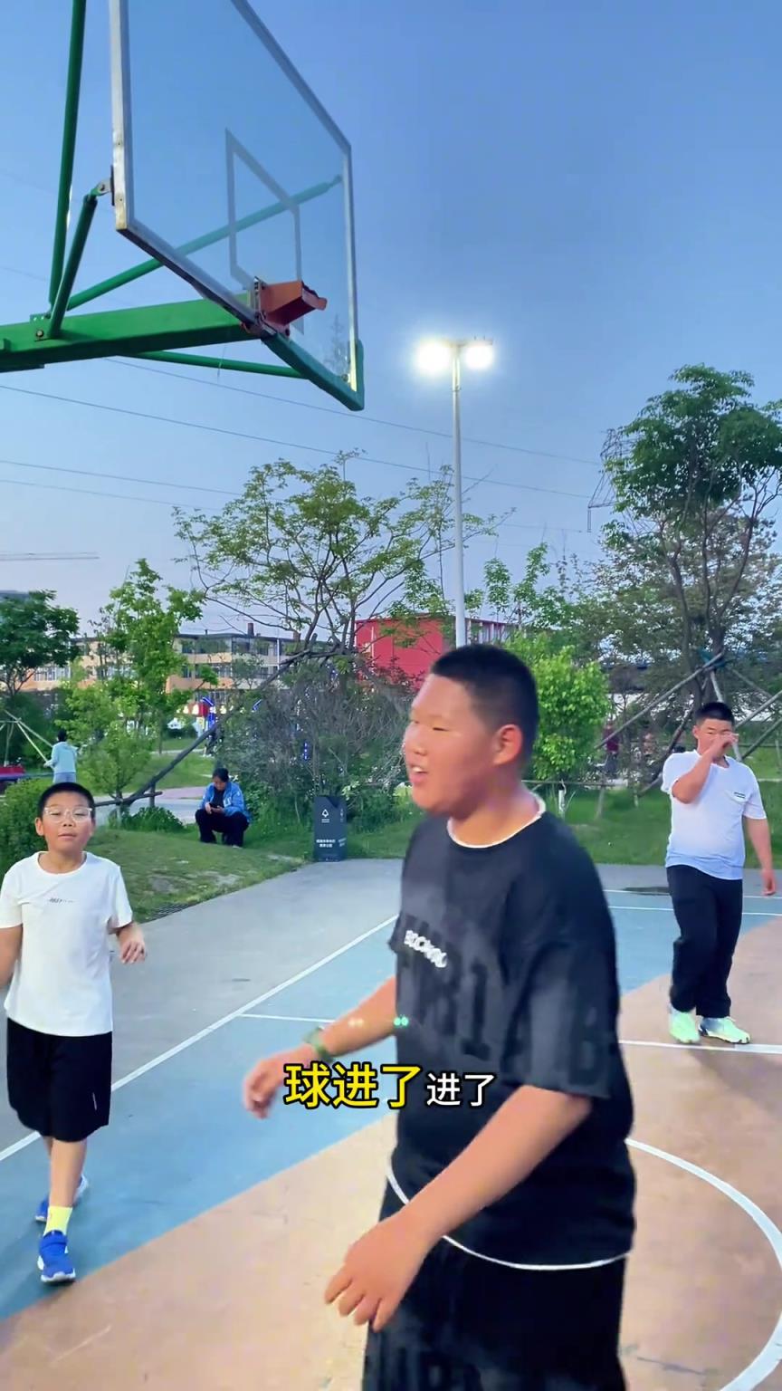 兄弟们，这球你怎么看？…...