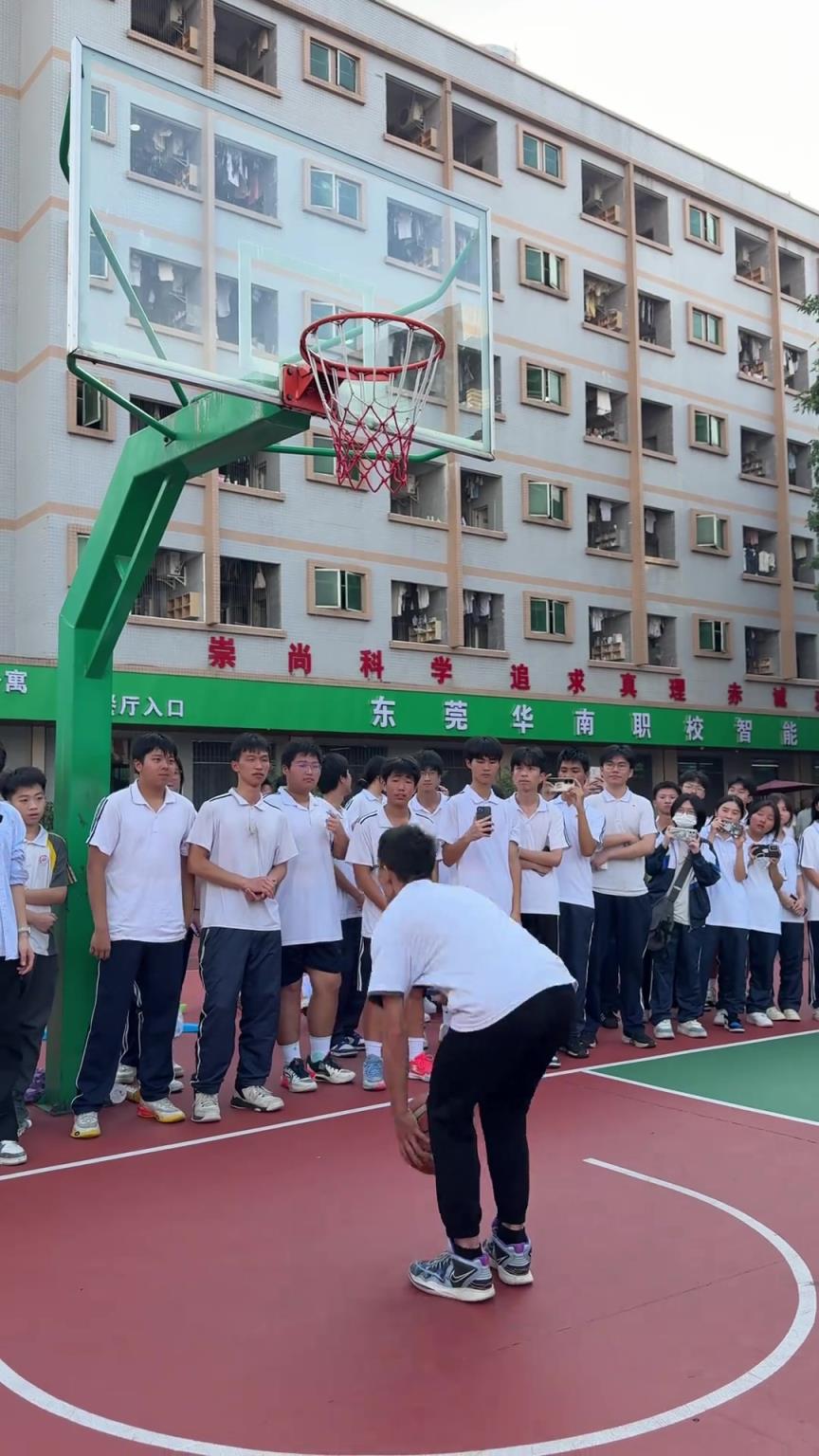 把书给我要回家！弹簧人每天都要写数学题 偶尔抽时间打打球