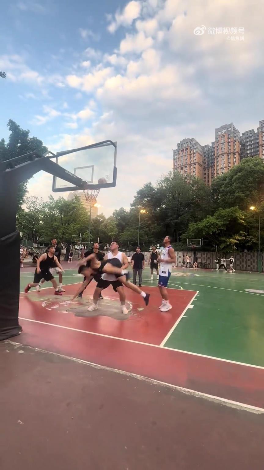 他的防守意识告诉他要补防，他的保护意识告诉他要保护对手