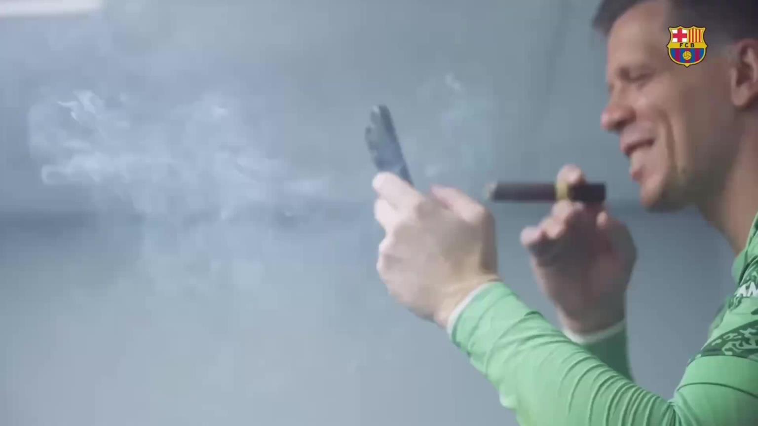 曾因吸煙被教練趕出球隊(duì)的他，如今助力巴薩拿下三冠王！
