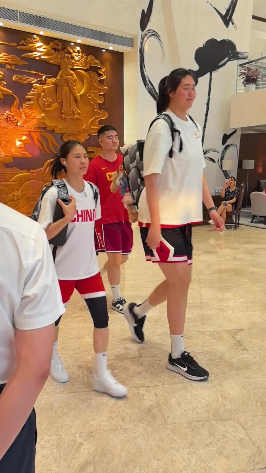完全是女版姚明！据说中国女篮张子宇已经长到2米27了！！