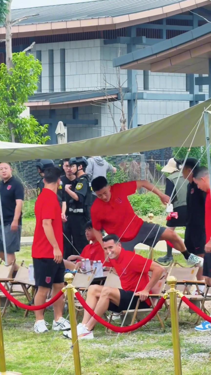 成都蓉城舉辦亞冠出征儀式，隊長周定洋帶隊員現(xiàn)場與球迷互動