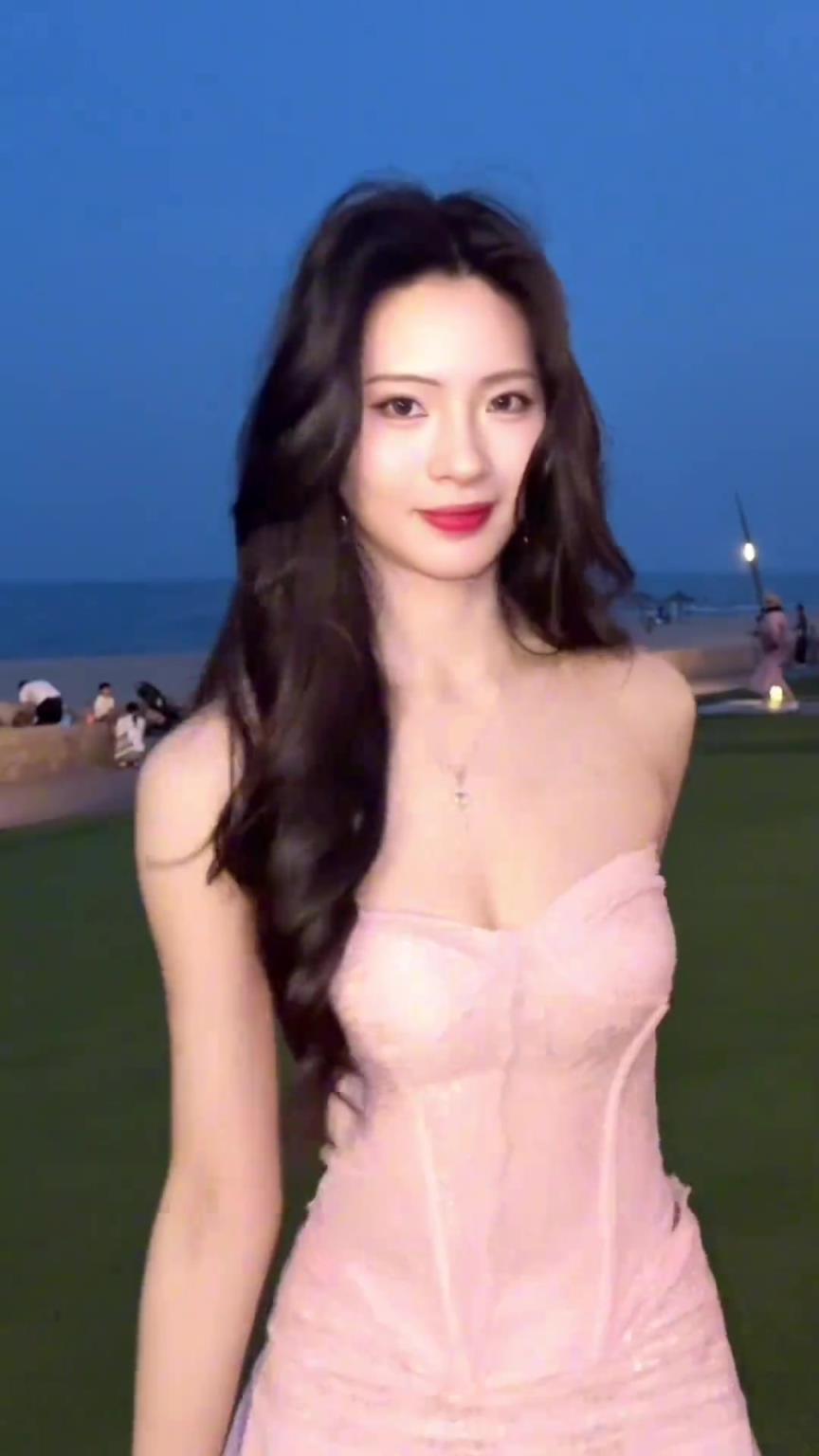 美女登密盼盼一身粉色裙子穿搭现身海边：你喜欢大海 我喜欢浪