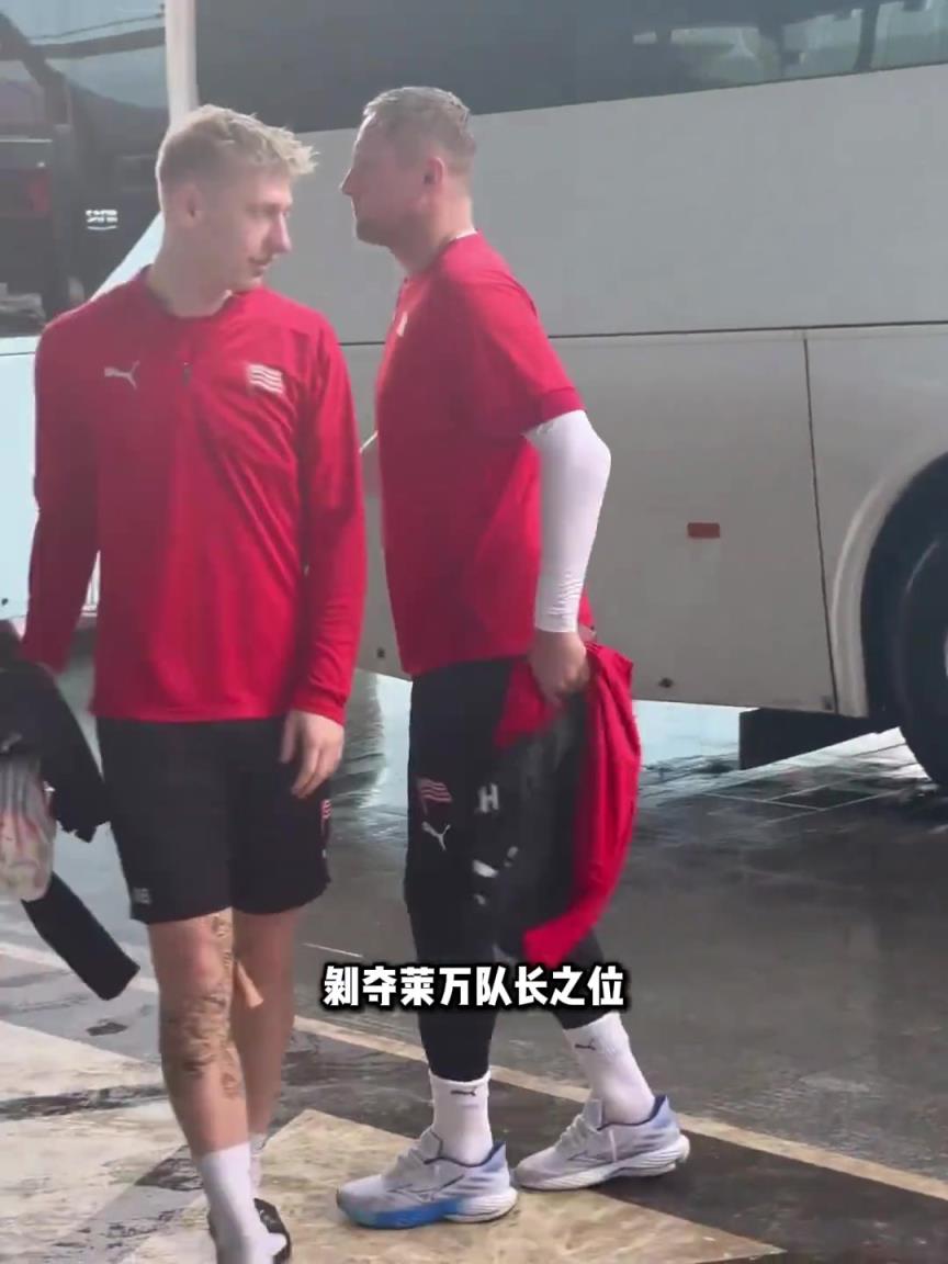 笑死了！波兰国脚庆祝莱万队长被撤，主教练下课后光速变脸