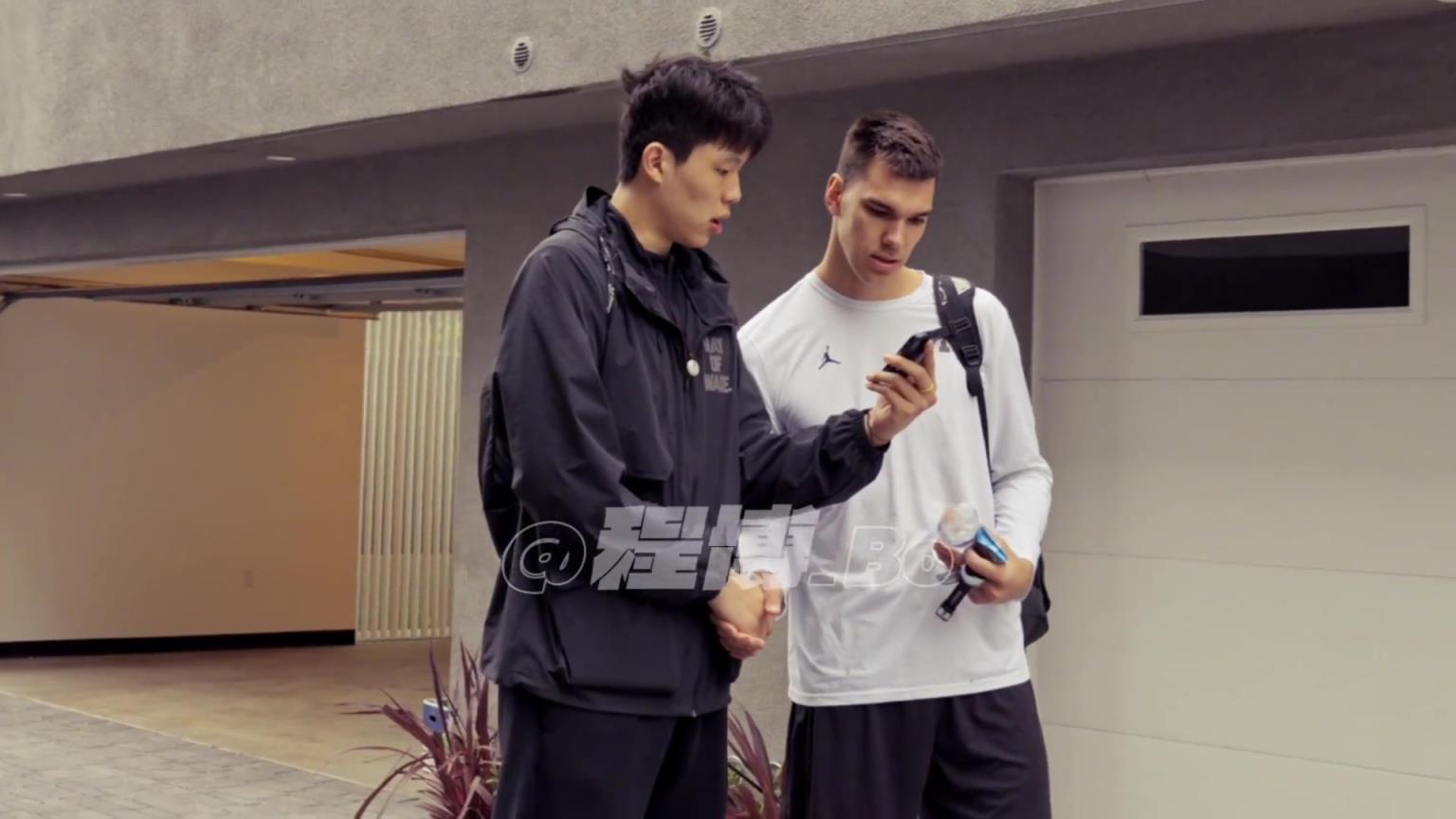 送鞋交朋友杨瀚森刚到美国时与同参选的戈尔丁用翻译软件交流