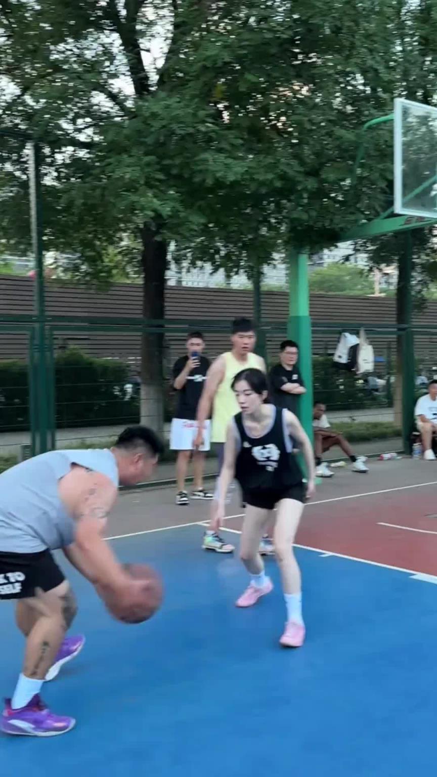 打野球的女生这么粘人的吗
