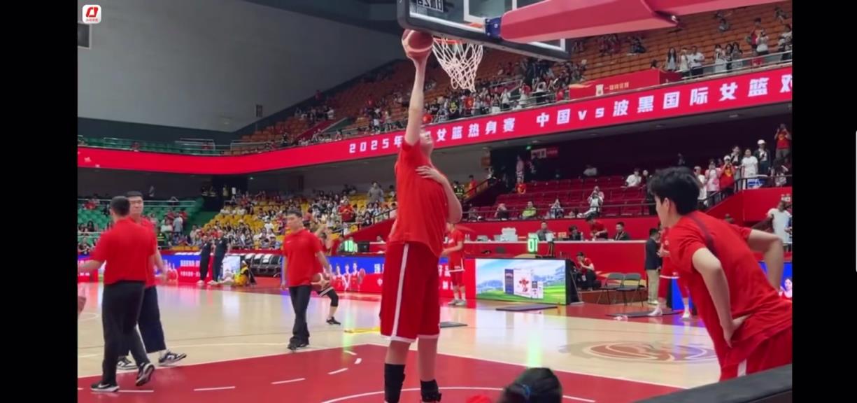 驚人熱身方式全球獨一份！2米26女巨人張子宇竟如此離譜熱身