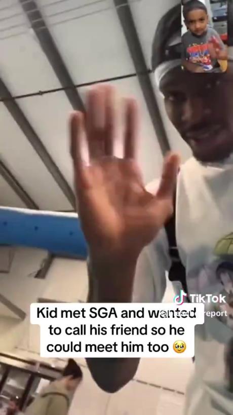 暖心小孩遇到SGA连忙给朋友电话，SGA还对着镜头打招呼