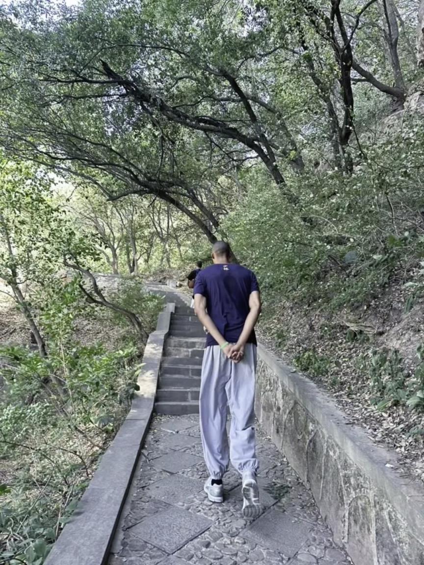 高僧心性！文班被拍到背著手走在嵩山林間