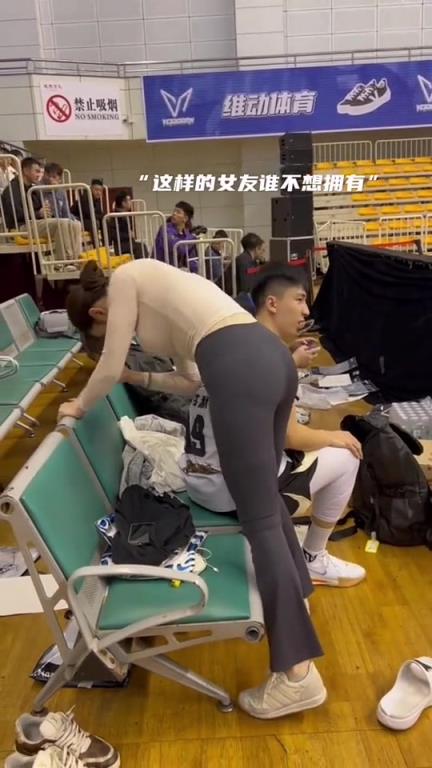 前华侨大学队长周其默赛中休息女友为期按摩，这也太幸福了吧！