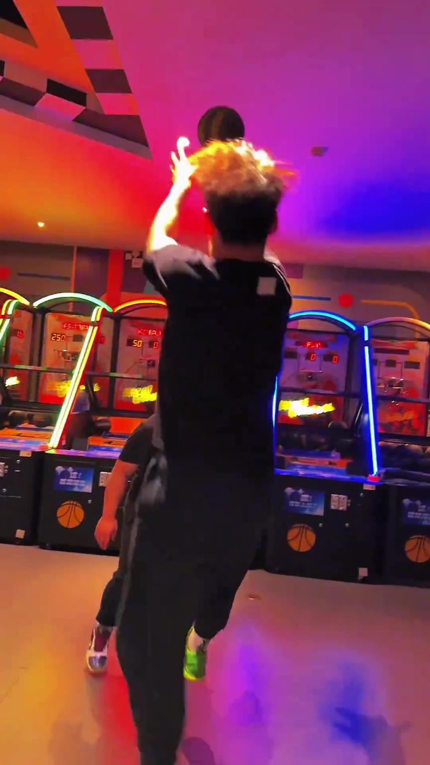 兄弟：俩币玩了一个下午！老板：这俩币玩了一个下午！