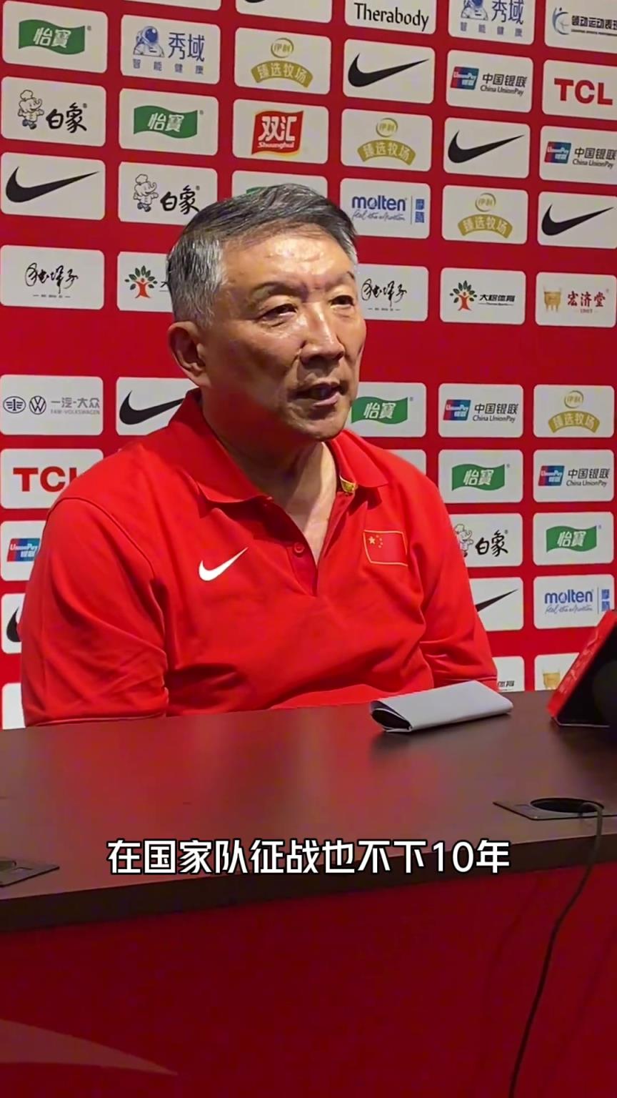 中国女篮主帅宫鲁鸣在发布会上表示：李梦将因伤无缘女篮亚洲杯。