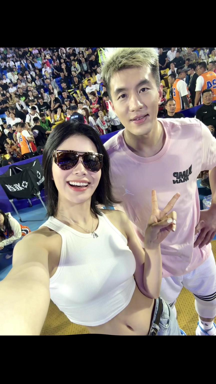身材亮眼！网红美女晒与郭艾伦合影 高尚前来评论区点赞