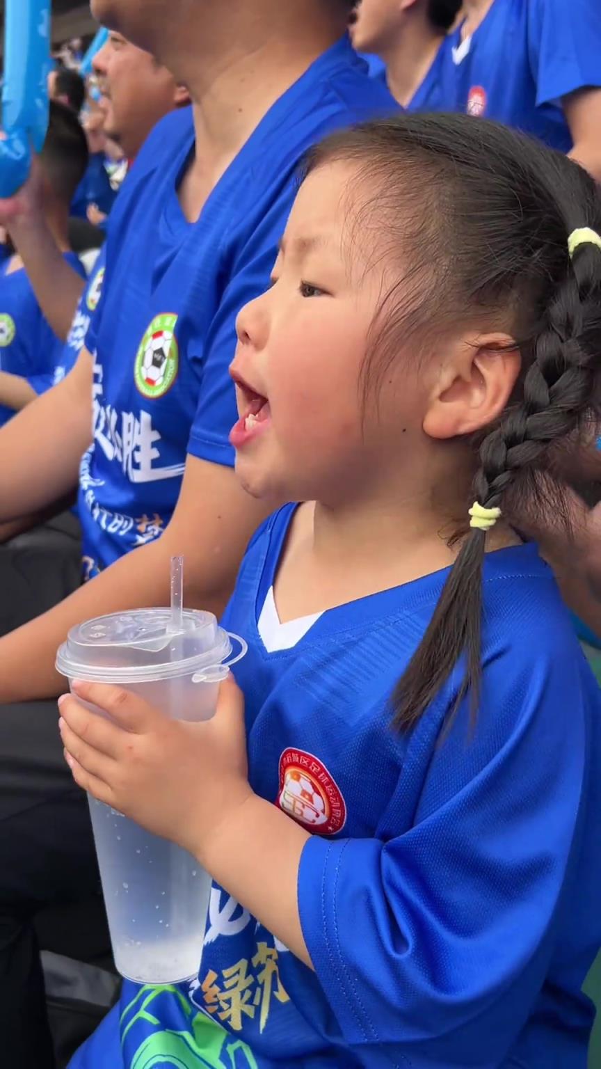 得此球迷，多么荣幸！“小孩姐”为苏超宿迁队加油