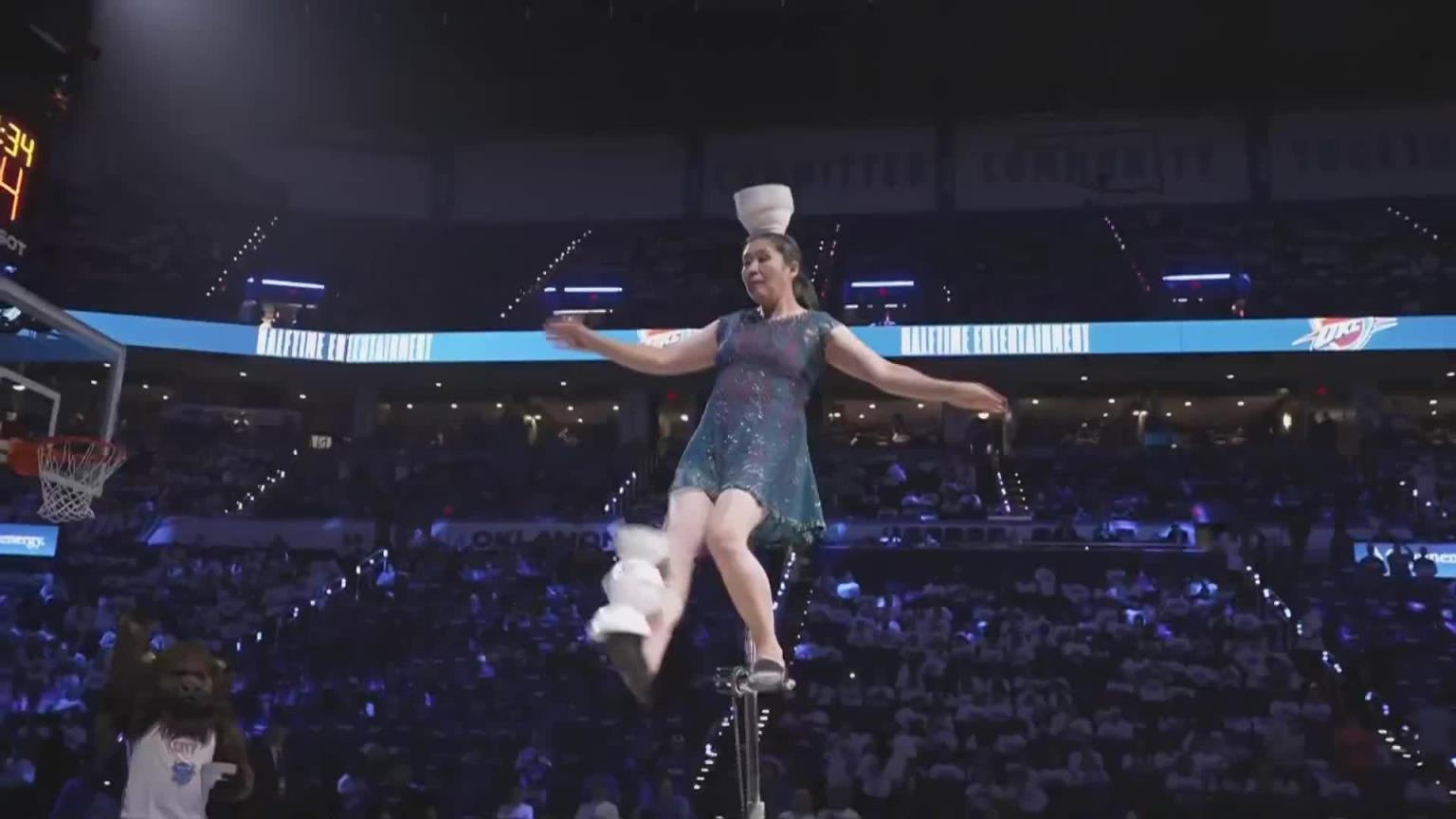 NBA中場秀的GOAT！山西大媽獨輪車頂碗完美表演引全場歡呼