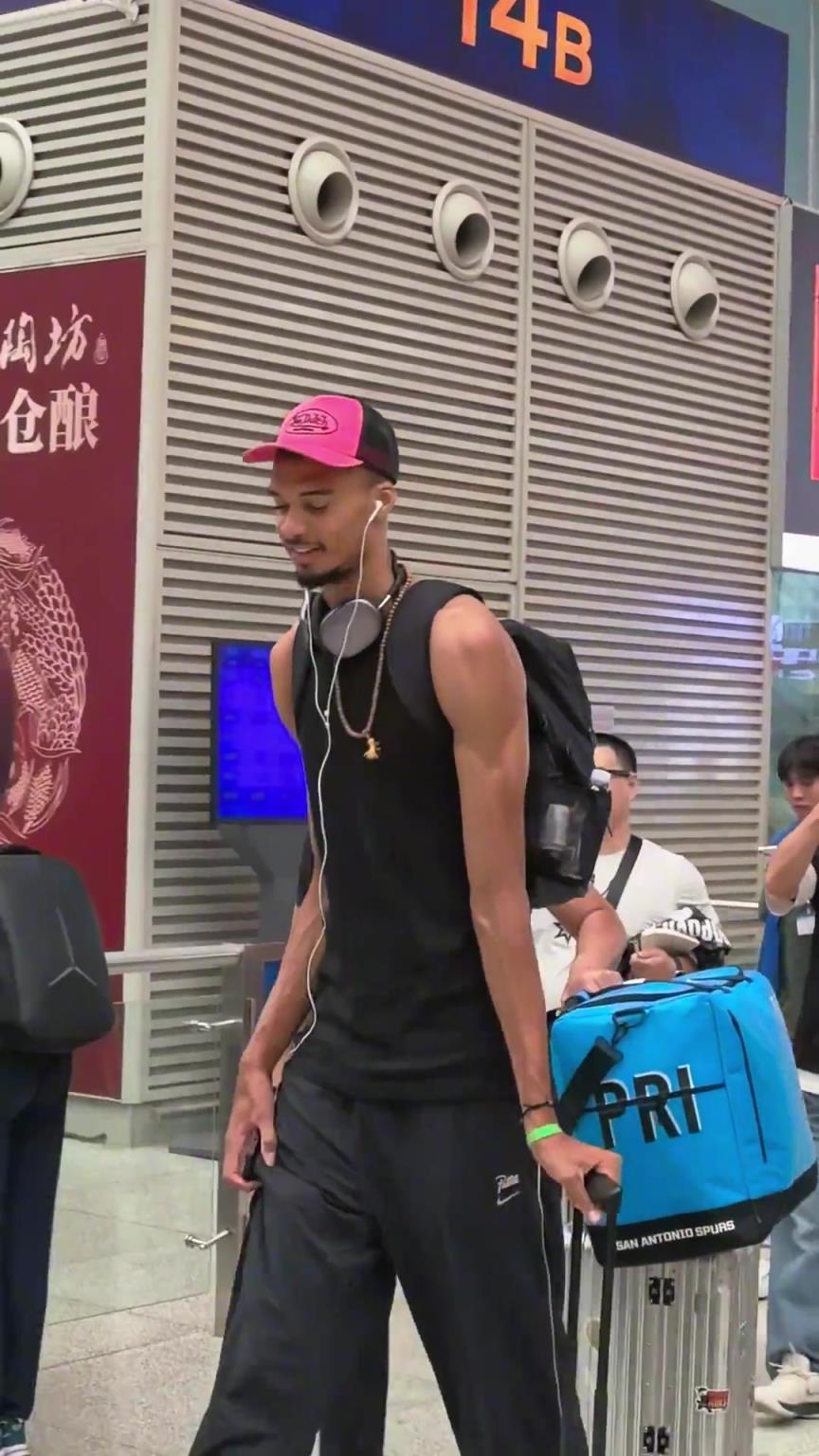 出關了！網友鄭州動車站偶遇文班亞馬