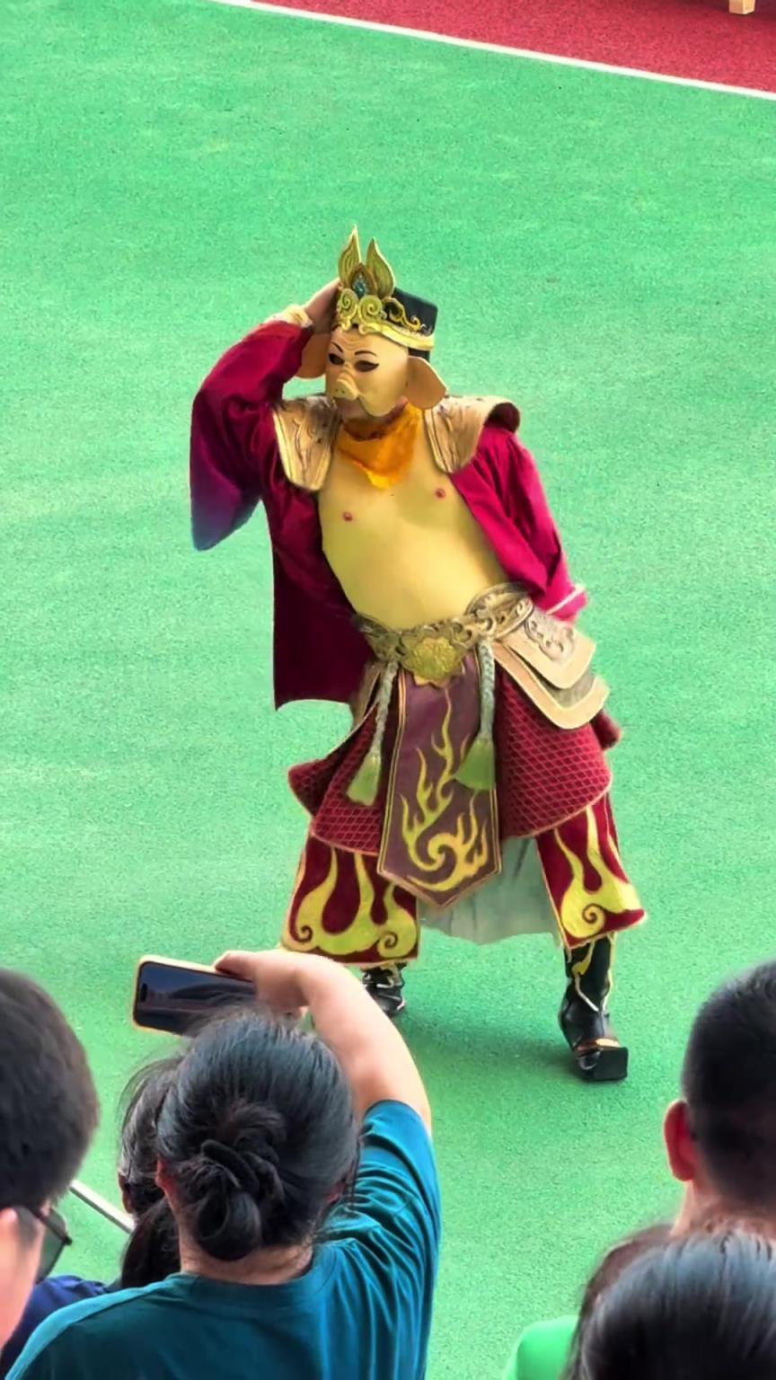 博主：別人家蘇超球隊拉拉隊員都是美女，為啥我們淮安是豬八戒！