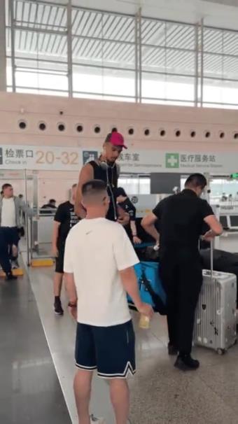 結(jié)束修行！文班亞馬在鄭州東站過安檢，這真的是鶴立雞群啊！