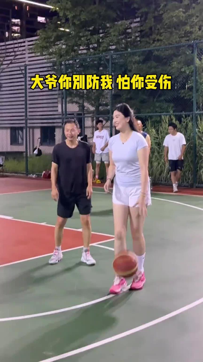 顶不住！国产卡戴珊肘姐和大爷打球：大爷你别防我 我怕你受伤