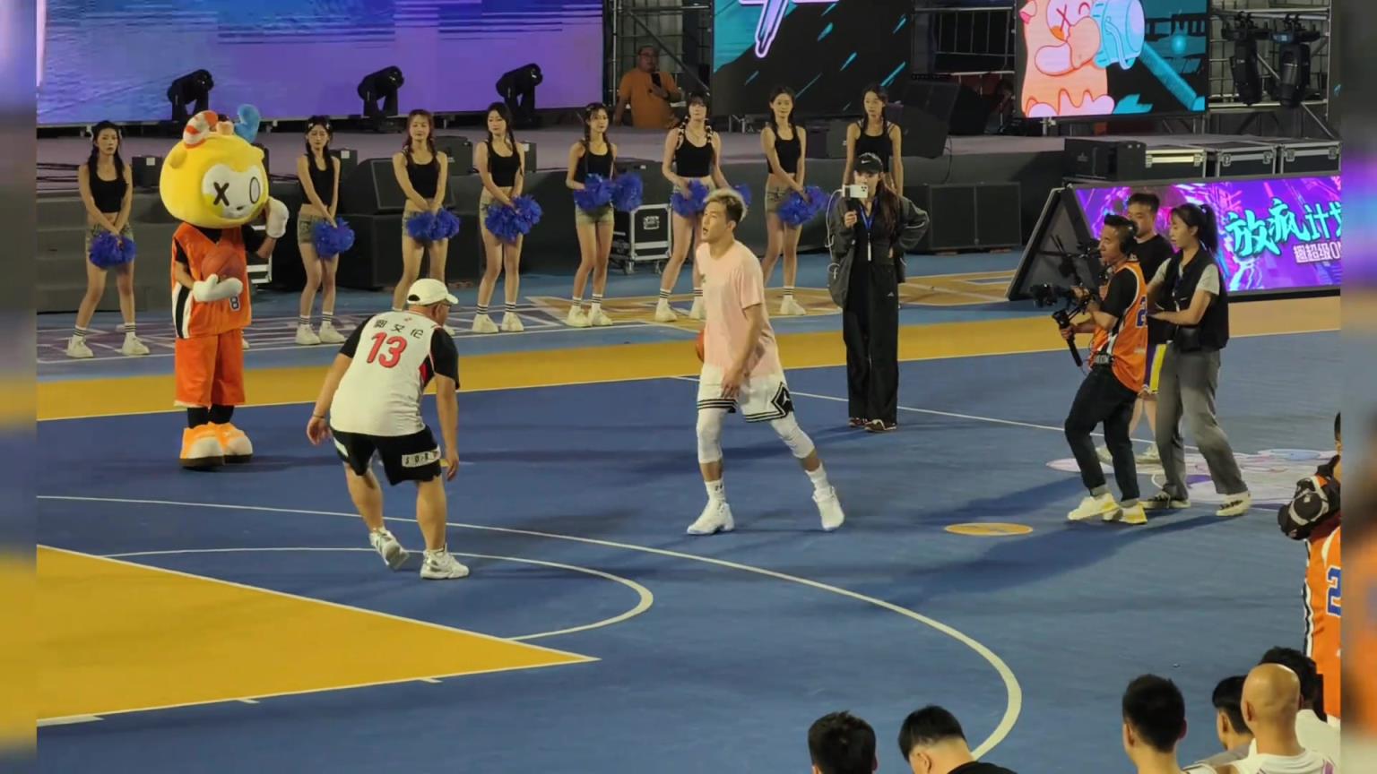 场边这么多美女丝毫不影响郭艾伦命中三分球