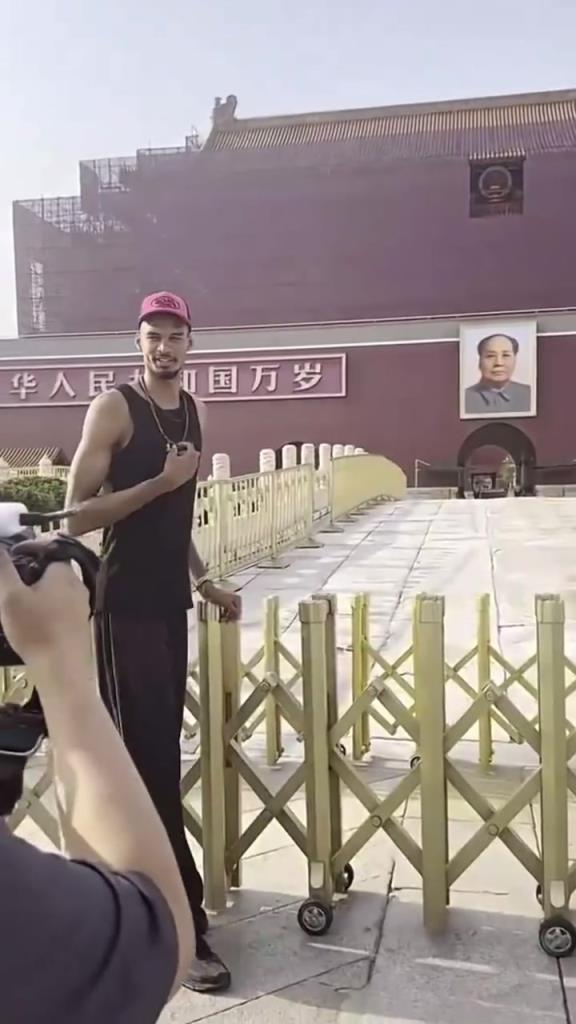 结束少林寺修行后，文班到天安门广场瞻仰了一番+拍照留念~~