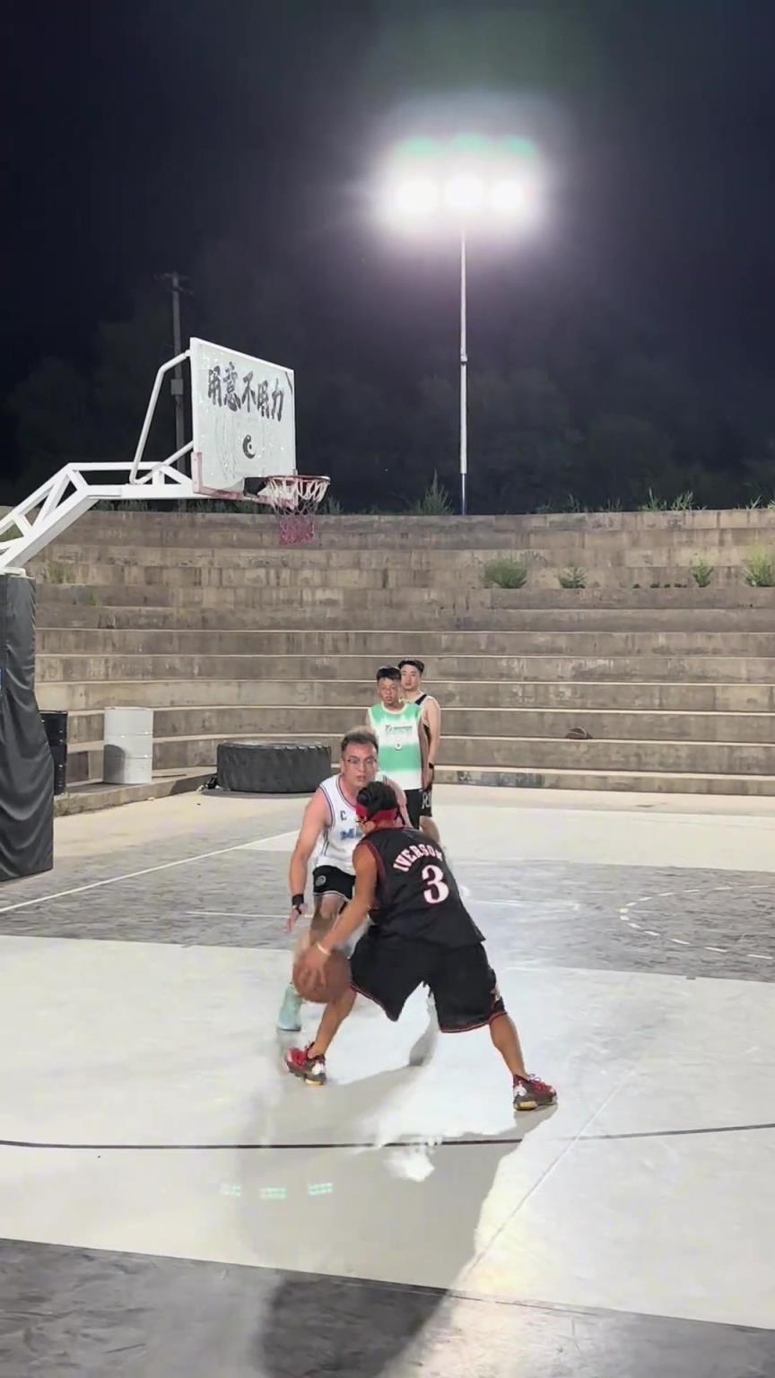 真难防啊！让10后的小朋友体验一下艾弗森大变向过人