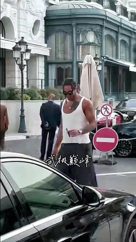 网友在摩纳哥偶遇戈登 这魁梧的身材太帅了！