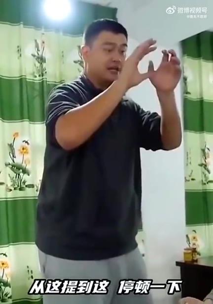 姚明為什么罰球這么準(zhǔn)？聽聽姚明在飯桌上是怎么說的