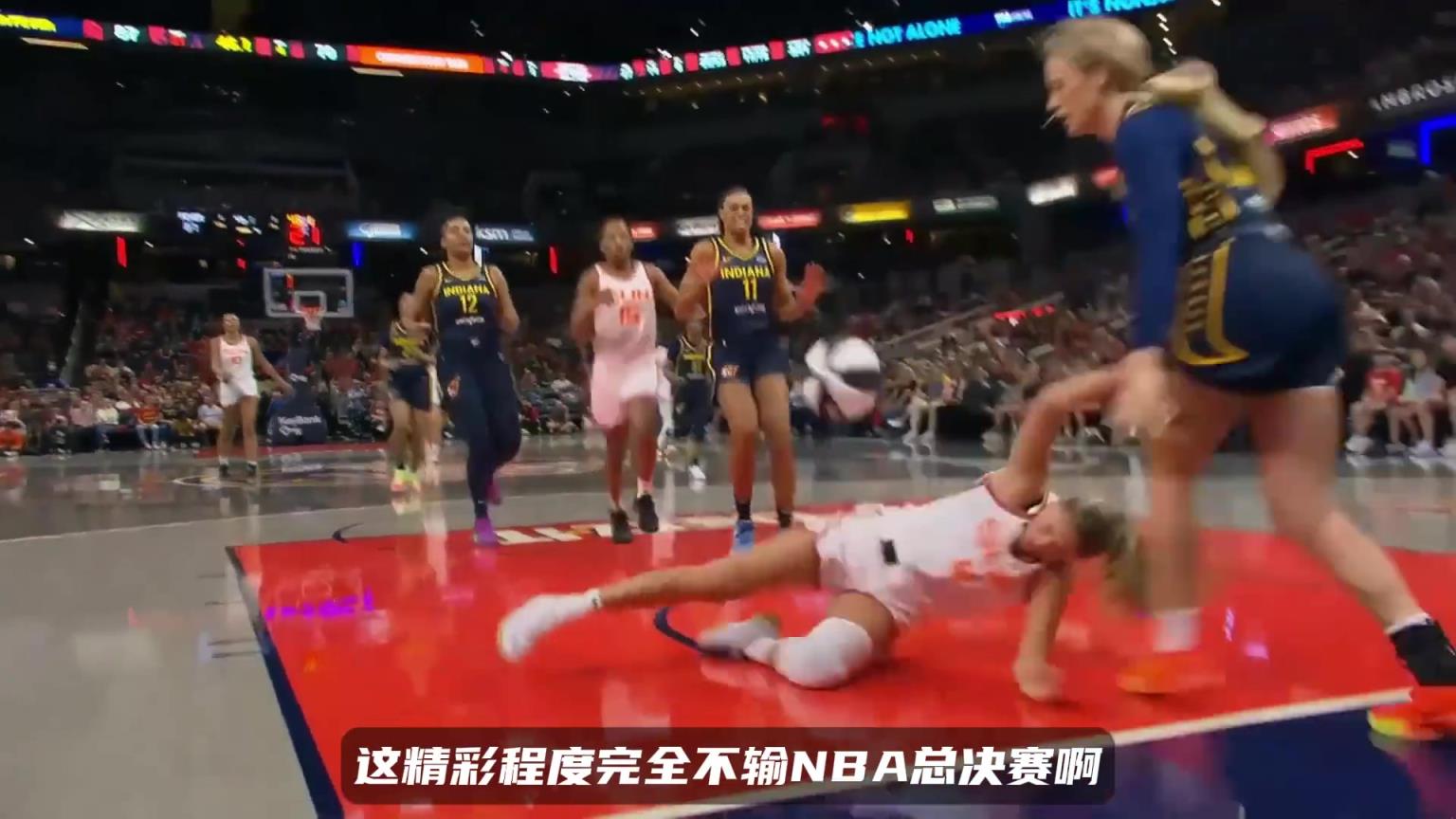 太火爆了！WNBA上演熱血籃球，克拉克被惡意推搡...
