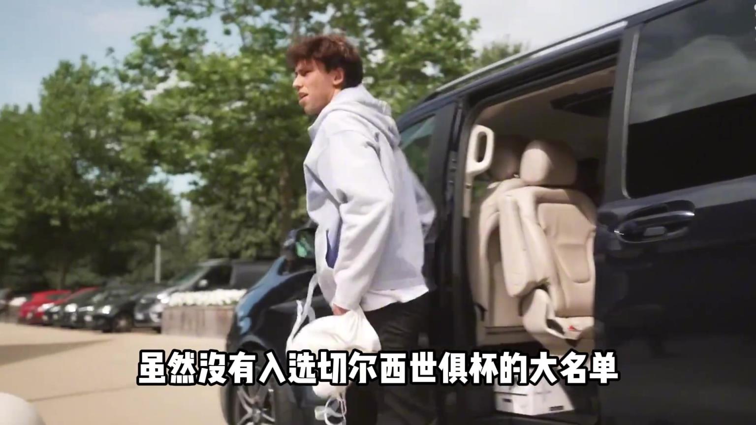 菲利克斯在派對(duì)勾搭火辣嫩模，這小子不好好踢球是真要廢了呀