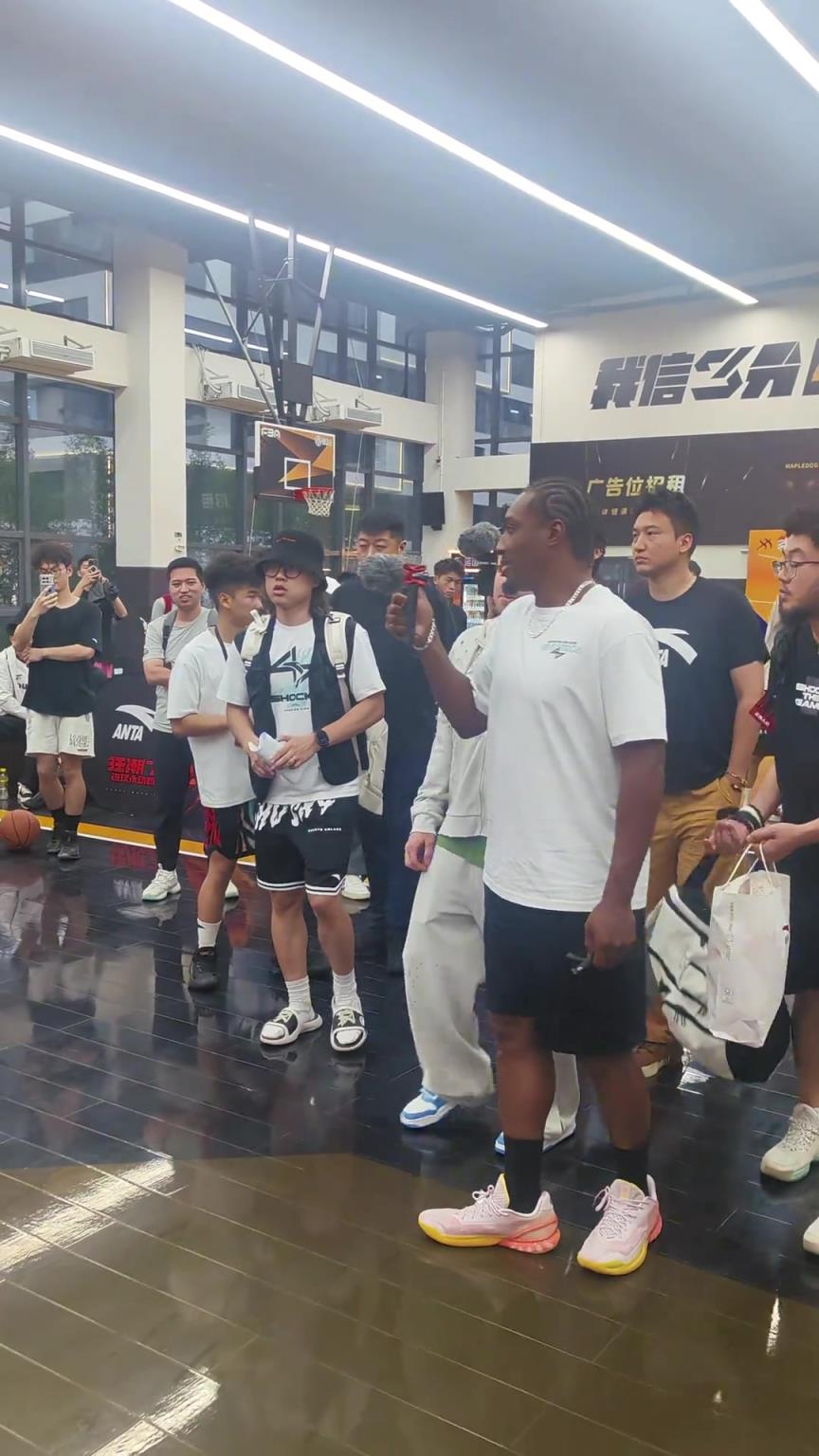 教授參觀廈門FBA籃球館直點頭：這個球館不錯，下次還來...