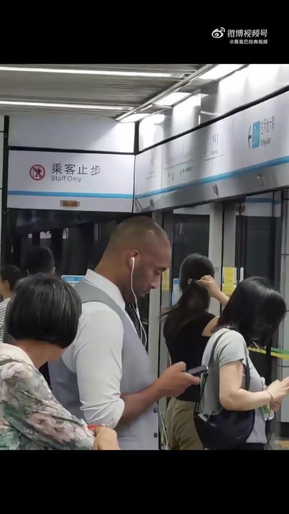 吓坏了，在地铁站偶遇“禾斗匕匕”