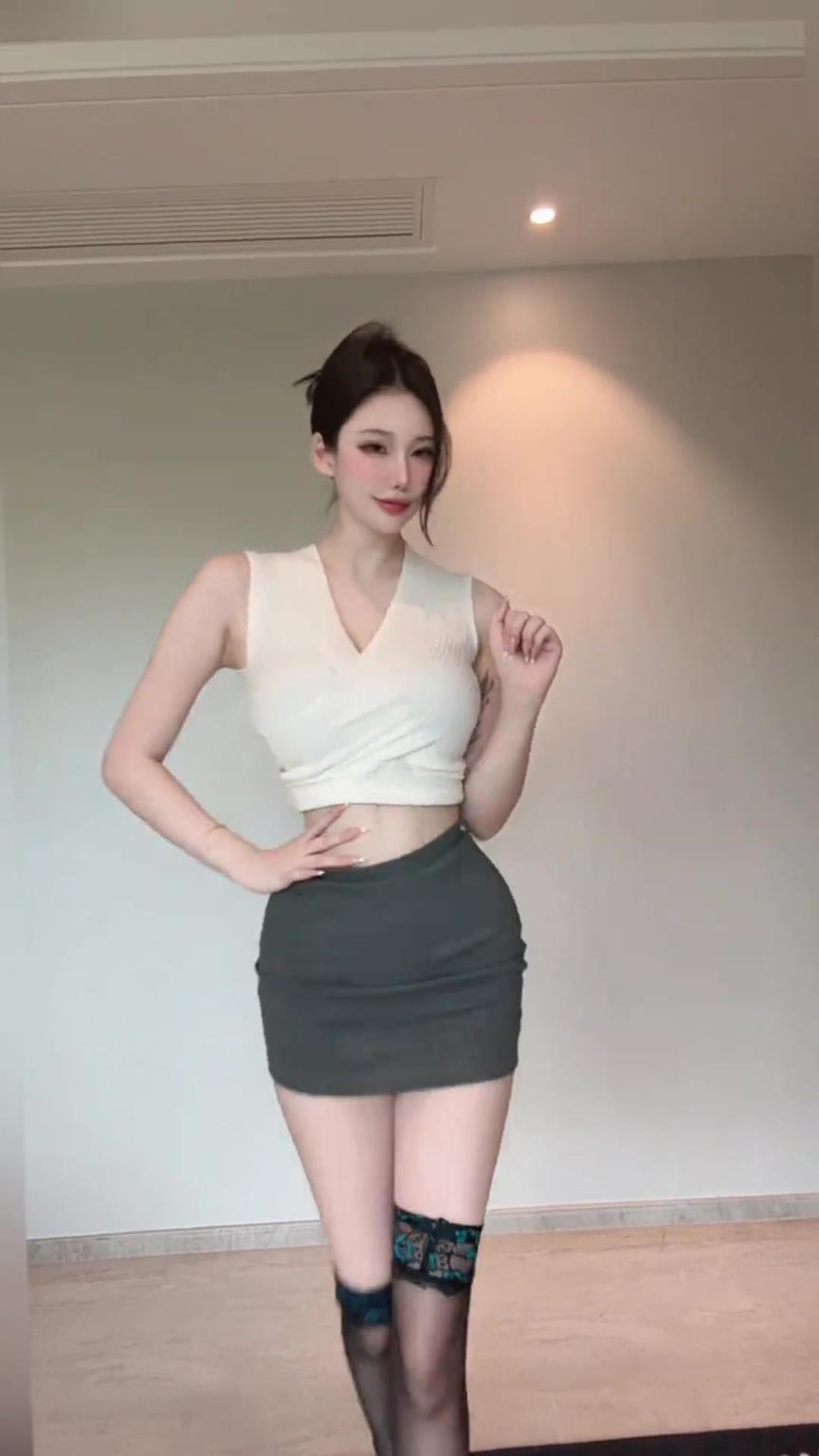 還是很頂啊！前山西男籃凱瑞圖前女友穿著黑絲繼續(xù)扭起來~