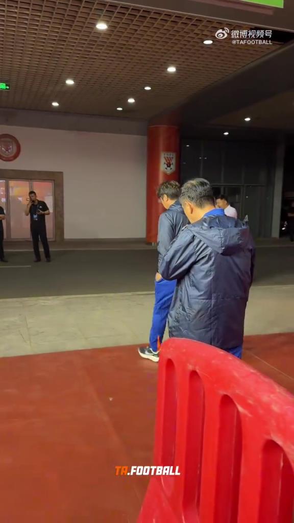 泰山球迷：為什么不出席發(fā)布會(huì)，就這么灰溜溜的走了？還要臉嗎？