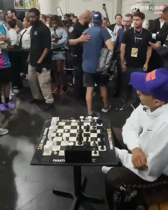 和他試試中國象棋！文班亞馬休賽期生活豐富，與球迷玩國際象棋